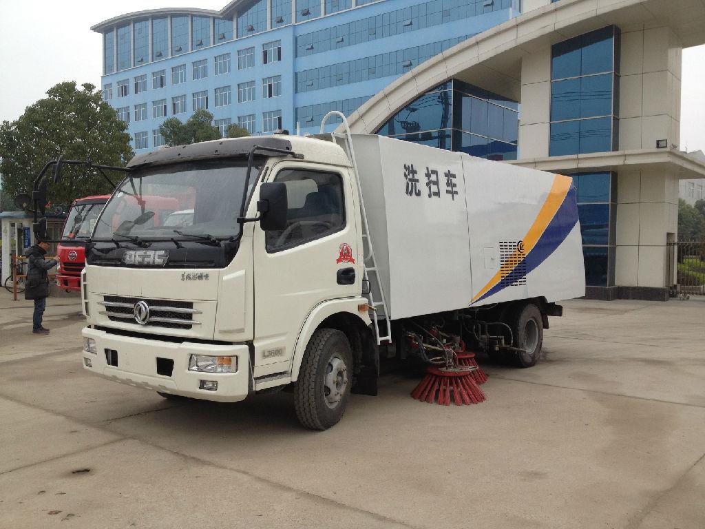 東風(fēng)系列大型掃路車(chē)與吸塵車(chē) 現(xiàn)代城市環(huán)衛(wèi)的強(qiáng)勁動(dòng)力